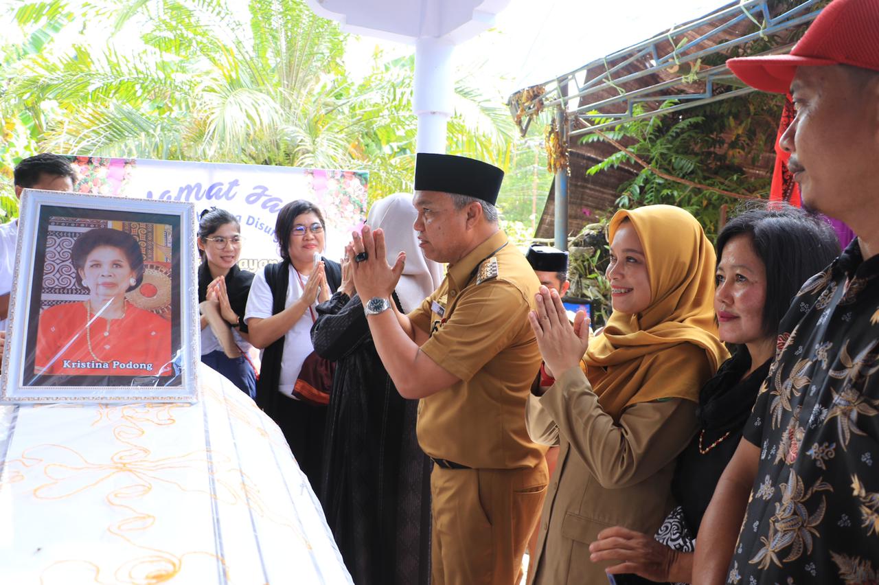 Didampingi Ketua TP PKK Lutim, Bupati Budiman Berkunjung Ke Rumah Duka ...